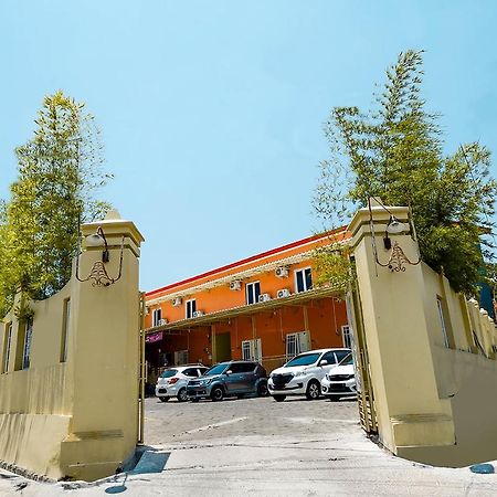 Hotel Oyo 1835 Kostel Wood Semarang Zewnętrze zdjęcie