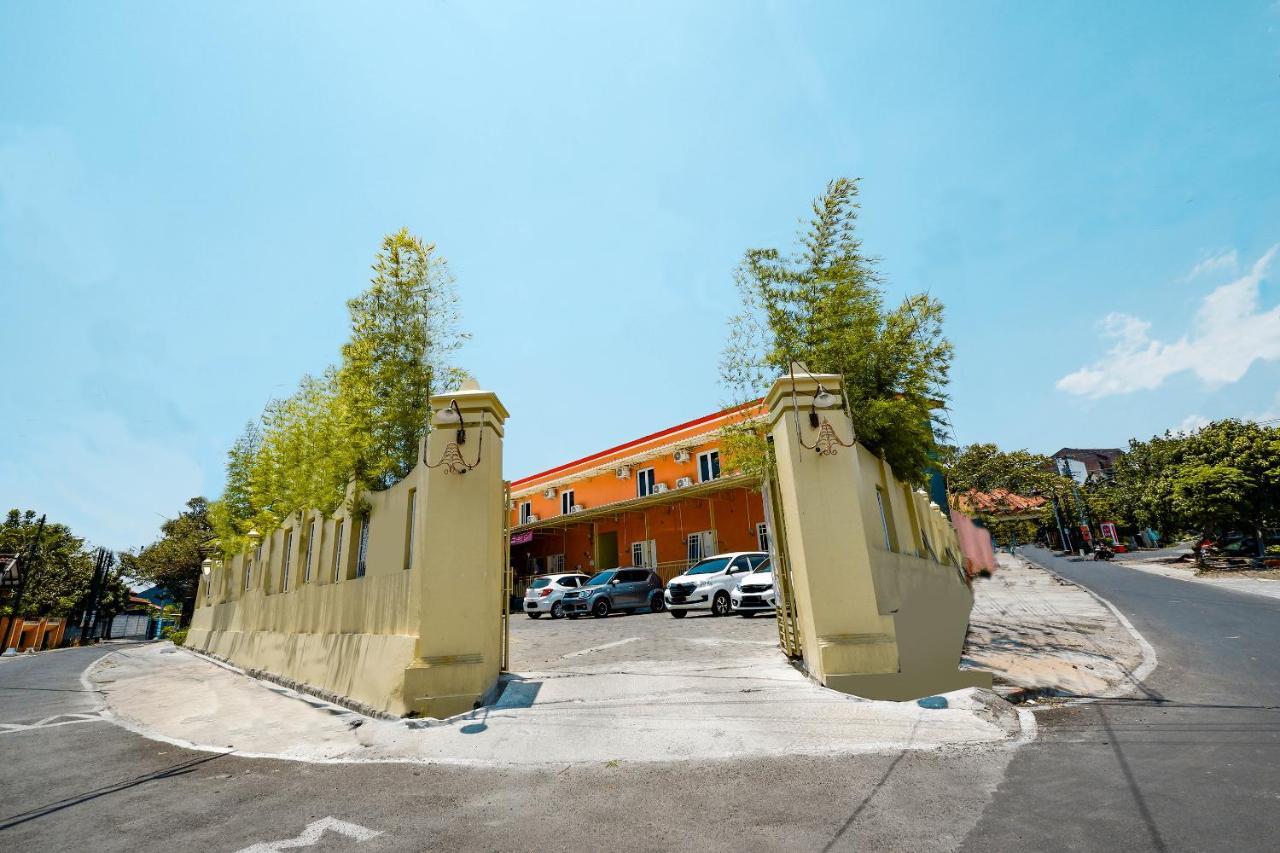 Hotel Oyo 1835 Kostel Wood Semarang Zewnętrze zdjęcie