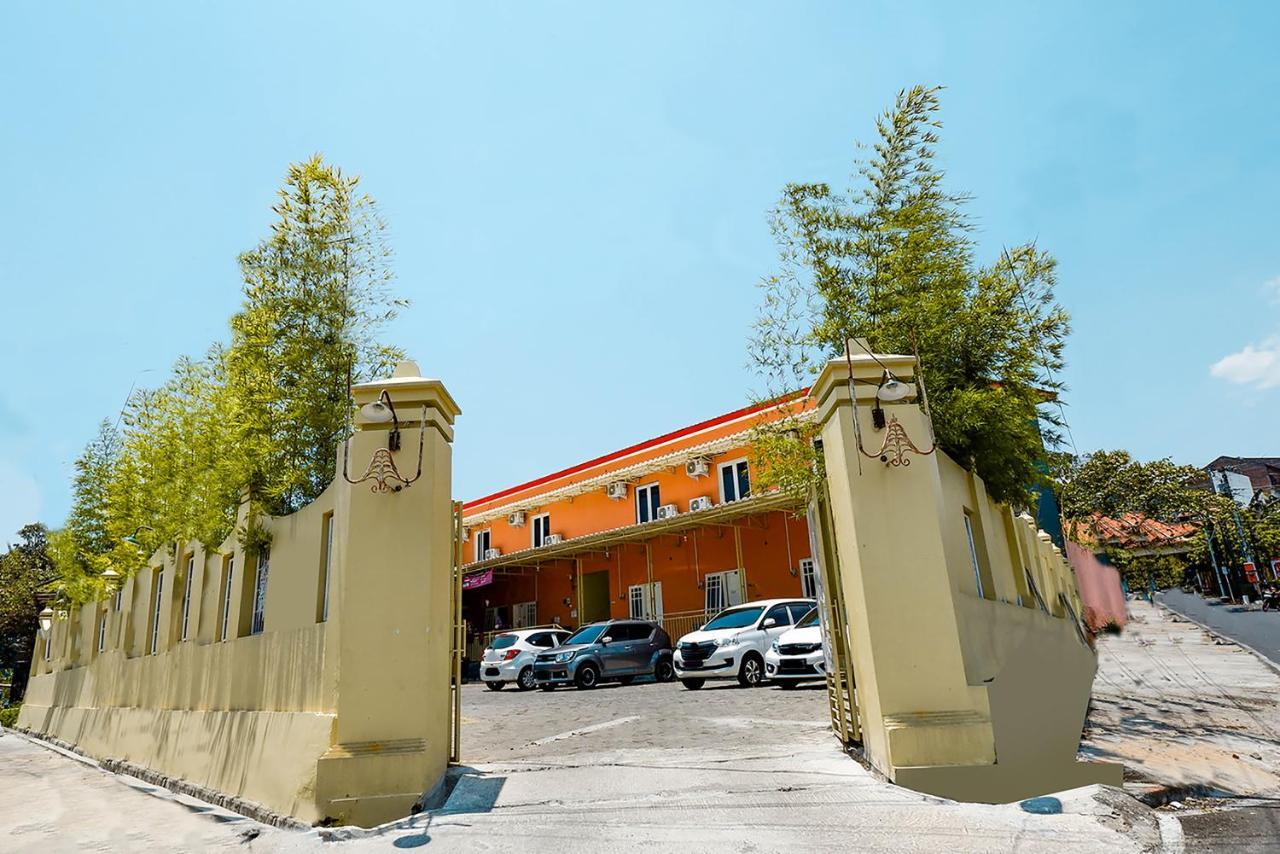 Hotel Oyo 1835 Kostel Wood Semarang Zewnętrze zdjęcie